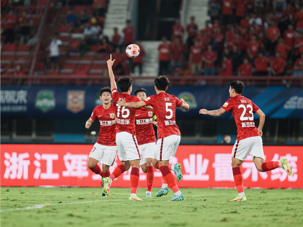 “五场五球显神威,浙江主场力克亚泰” 每一场精彩的比赛都蕴藏着无限能量,而浙江